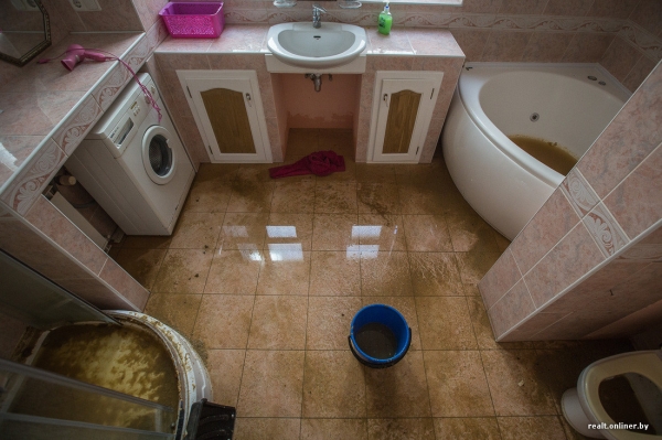 «Вместо брачной ночи собирали по квартире воду». Белорусы рассказывают истории самых диких коммунальных ЧП
