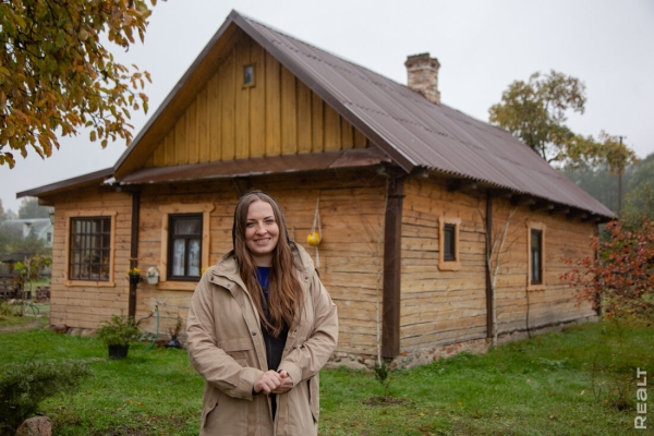 Девушка уехала из столицы в деревню в Березовском районе и нашла себе там дело — ремонтирует дом прадеда. И вот что у нее получилось