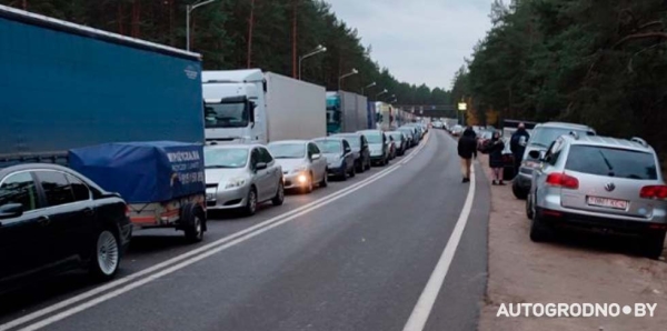 «55 часов в очереди». Люди готовы бить машины друг друга, чтобы влезть в очередь на ПП «Брест-Тересполь»