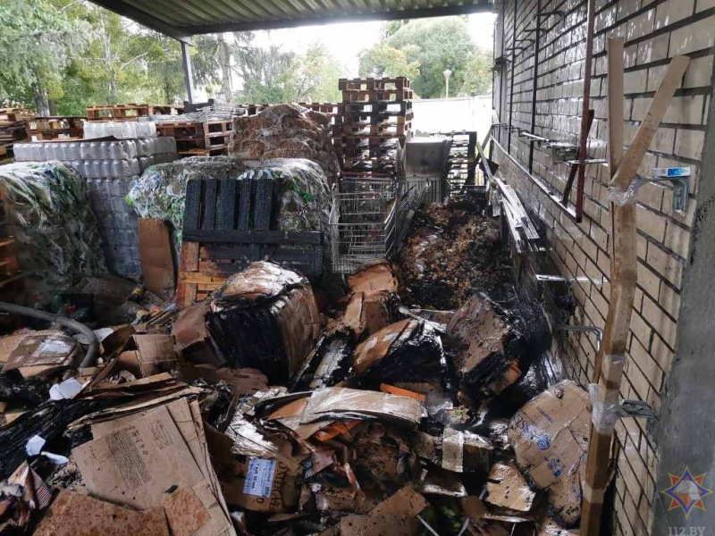 В Березе произошел пожар на территории магазина «Светофор» В Березе произошел пожар на территории магазина «Светофор»