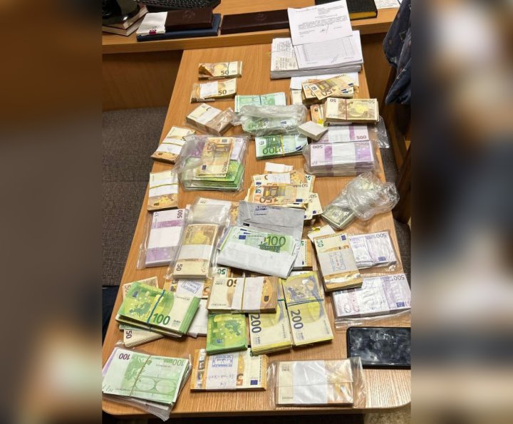 Продолжение истории о 760 тысячах евро, выброшенных из окна. Курьера осудили Продолжение истории о 760 тысячах евро, выброшенных из окна. Курьера осудили