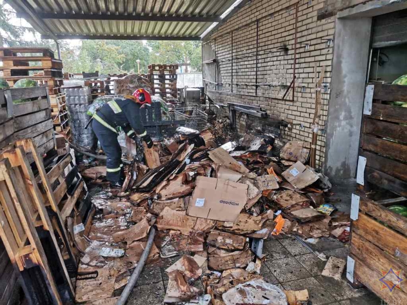 В Березе произошел пожар на территории магазина «Светофор» В Березе произошел пожар на территории магазина «Светофор»