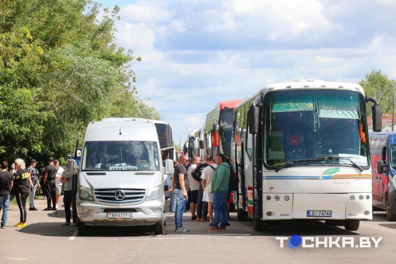 Больше суток мучений: как белорусы проходят польскую границу. Репортаж из Бреста Больше суток мучений: как белорусы проходят польскую границу. Репортаж из Бреста
