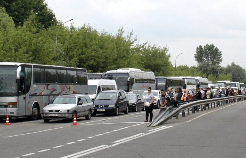 Чтобы не стоять в очереди на границе, белорусы едут ночевать в Брест. Что со спросом на жилье?