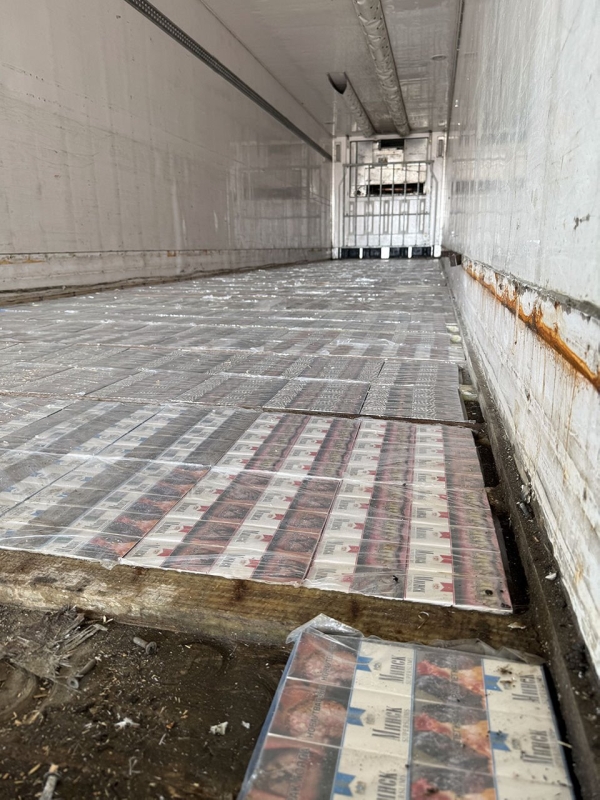 Под полом и потолком фуры на границе нашли 15 000 пачек сигарет Под полом и потолком фуры на границе нашли 15 000 пачек сигарет