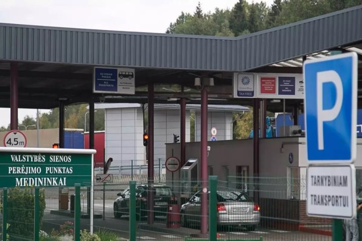С 16 августа Литва закрывает въезд для машин с белорусскими номерами. Что сейчас с очередями