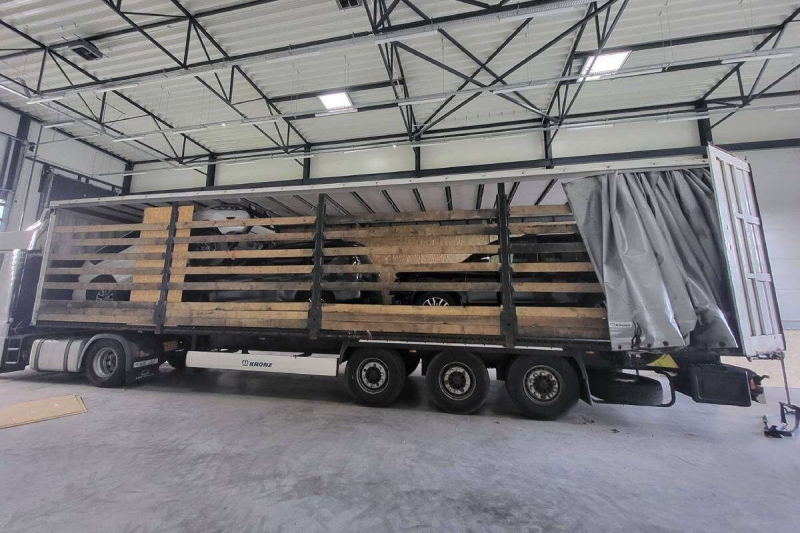 На границе перехватили три внедорожника, спрятанные в туалетной бумаге