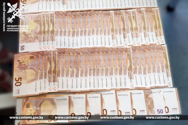 На границе белорус попытался спрятать 20 тысяч евро в упаковке салфеток На границе белорус попытался спрятать 20 тысяч евро в упаковке салфеток