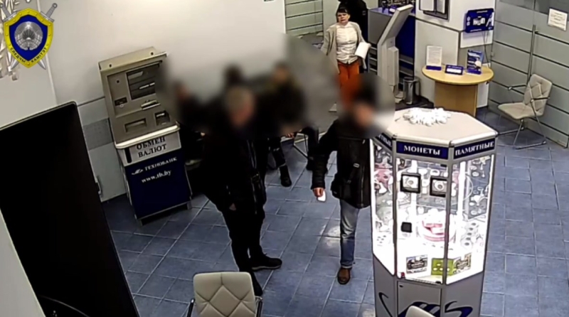 Помните историю ограбления мужчины в здании банка? У него украли 17 тысяч евро. Решение суда