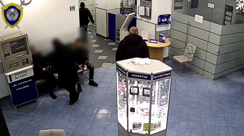 Помните историю ограбления мужчины в здании банка? У него украли 17 тысяч евро. Решение суда