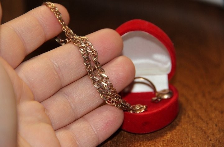 Обман на €10 тысяч: белорусская гадалка заставила женщин отправить ей ювелирные изделия для «очистки» от порчи Обман на €10 тысяч: белорусская гадалка заставила женщин отправить ей ювелирные изделия для «очистки» от порчи