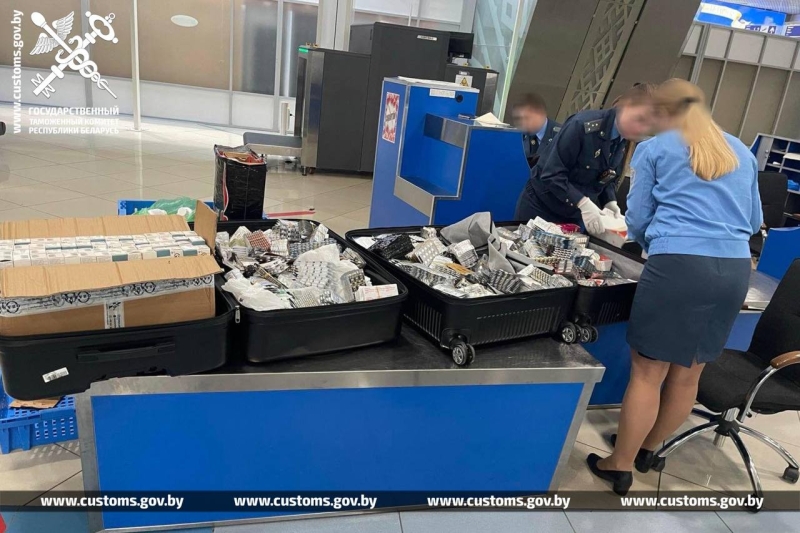 Белоруска везла из Турции четыре чемодана лекарств на 320 тысяч рублей — таможня не одобрила